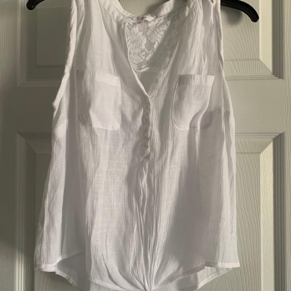 White sleevless tank